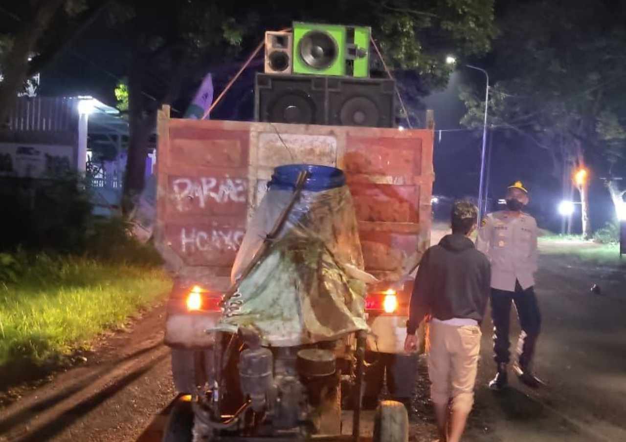 Polsek Wedarijaksa Bubarkan Iringan Warga Bangunkan Sahur