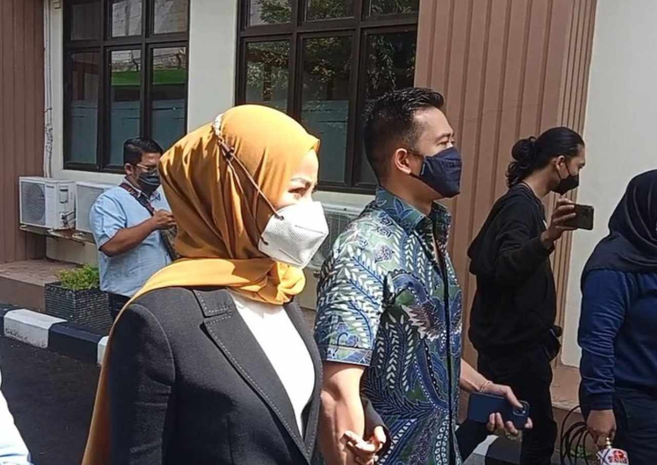 Sidang Perceraian, Olla Ramlan-Aufar Mesra Bergandeng Tangan