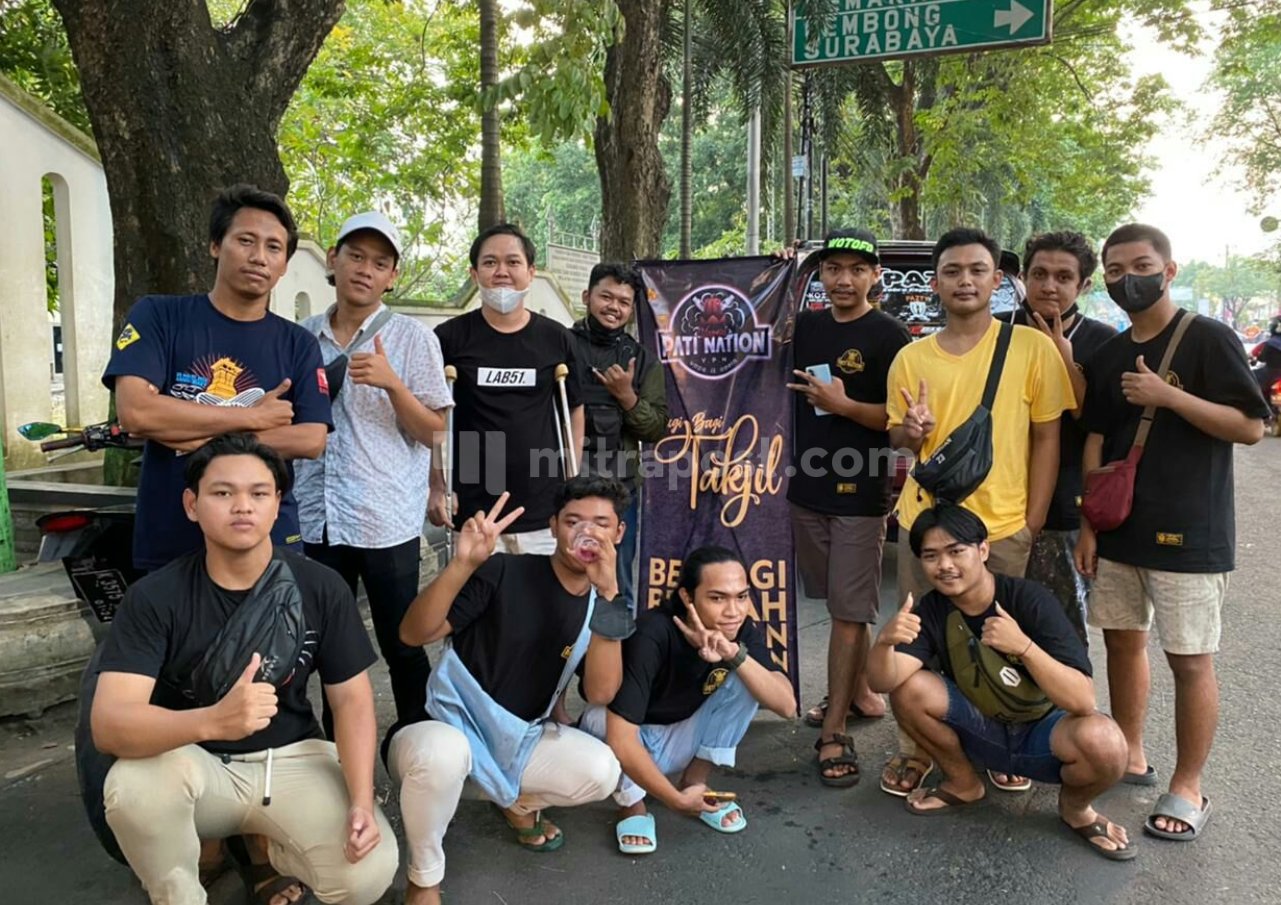 Komunitas Vapor Pati Bagikan 150 Takjil Gratis