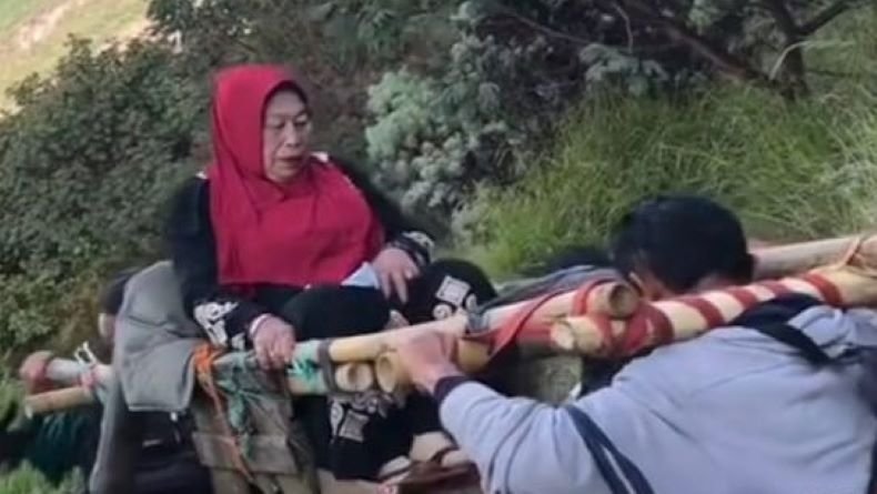 Mbok Yem Penjual di Gunung Lawu Ditandu Turun Rayakan Lebaran
