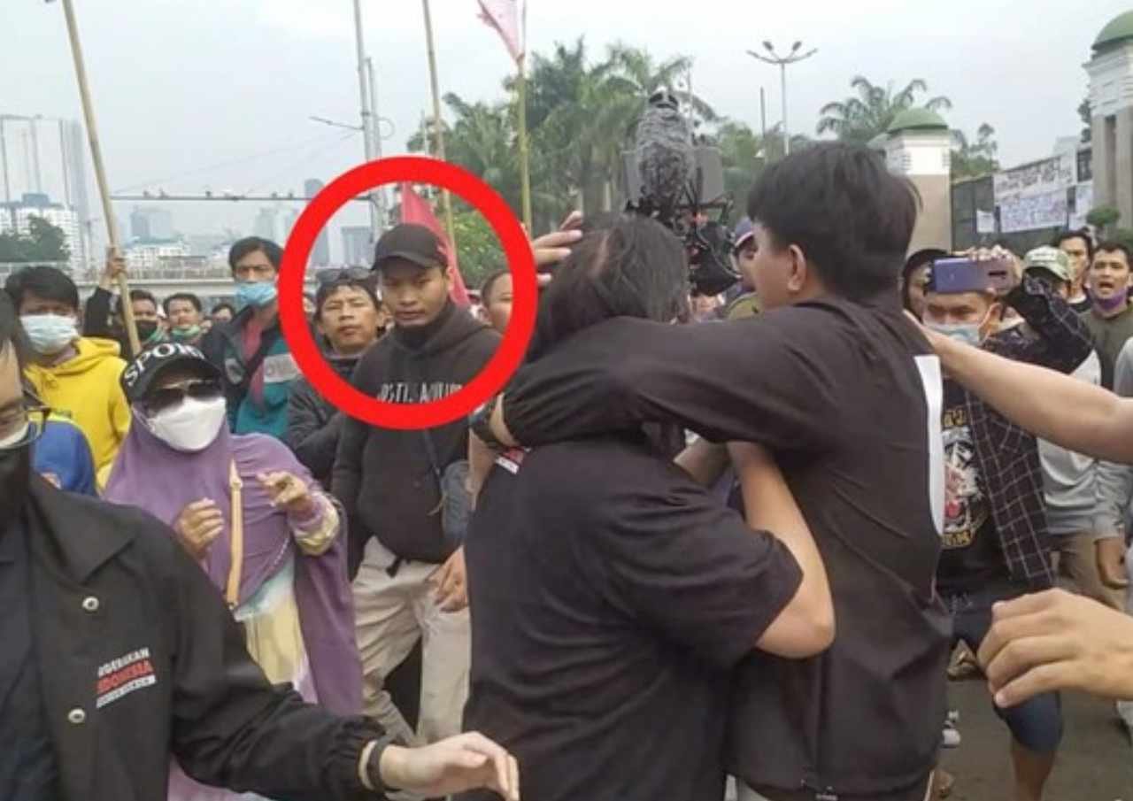 Tampang wajah pria pemukul Ade Armando