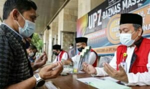 Ilustrasi menunaikan zakat fitrah (Sumber: istimewa)