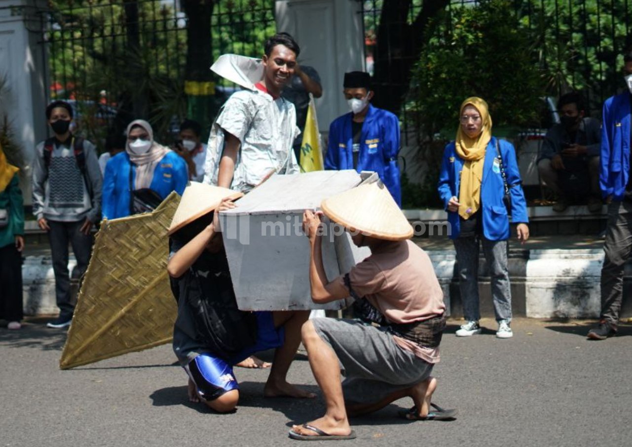 Demo di Pati Tampilkan Teatrikal Pemimpin Otoriter dan Rakyat Tertindas