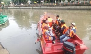 Wisata Perahu Kalimas Ramai Pengunjung Saat Libur Lebaran Wisata Perahu Kalimas Ramai Pengunjung Saat Libur Lebaran
