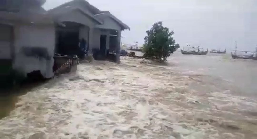 Ratusan Hektar Tambak Ikan Diterjang Gelombang Tinggi, Kerugian Ditaksir Ratusan Juta