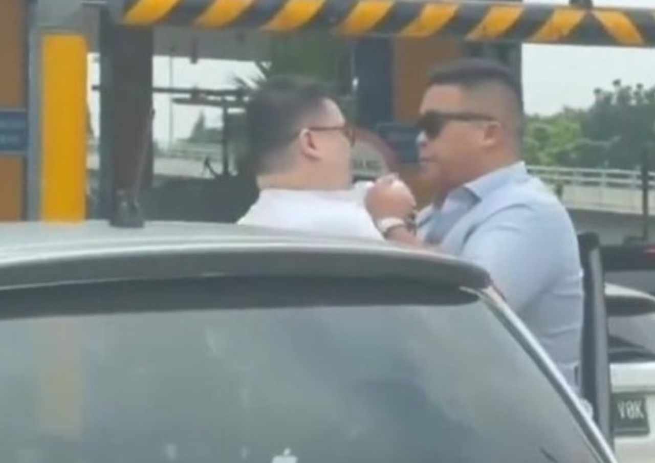 Pemobil Pajero Tampar Pengendara Yaris di Jakbar