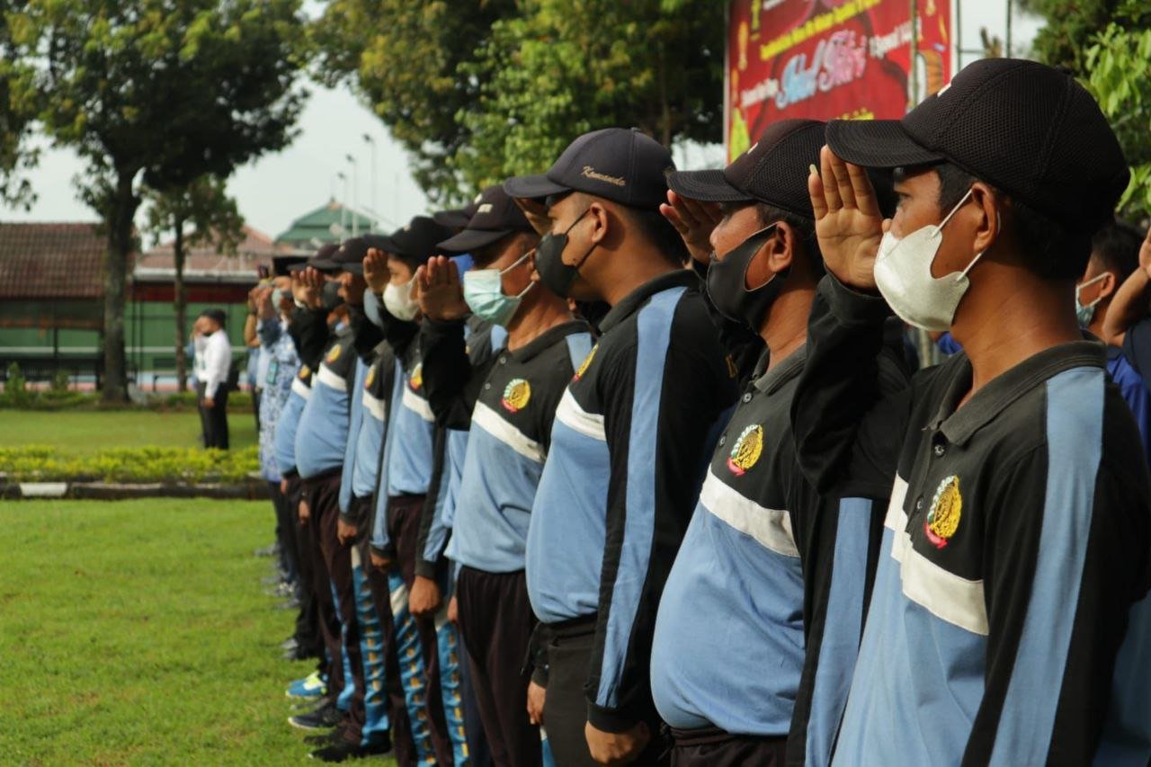 Peringati Hardiknas, Napi Lapas Semarang Ikuti Upacara Bendera