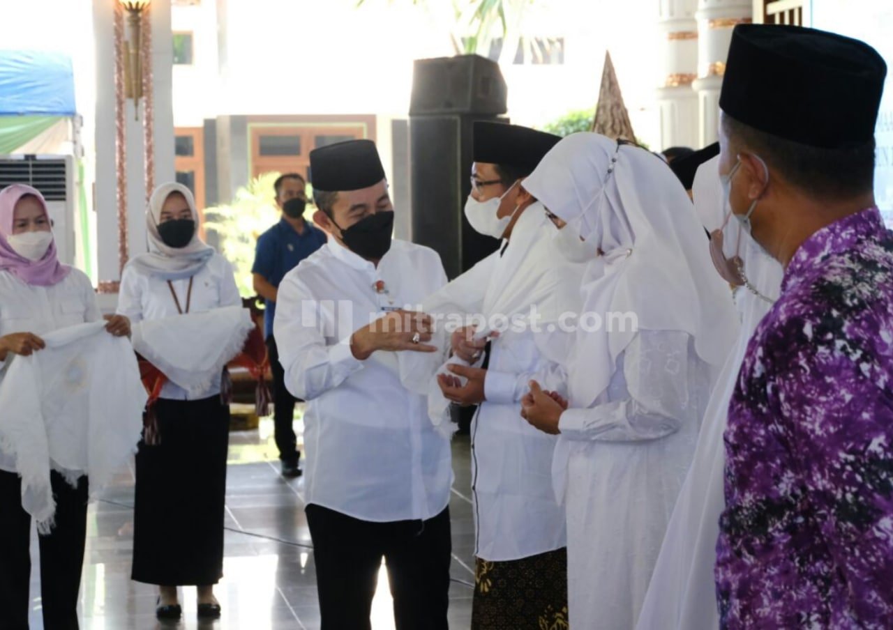 Bupati Pati memberikan syal haji secara simbolis dari perwakilan jamaah haji/Mitrapost.com/Vindi Agil