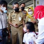 Foto: Haryanto Bupati Pati Saat Meninjau Lokasi Vaksinasi Lansia (Sumber: istimewa)