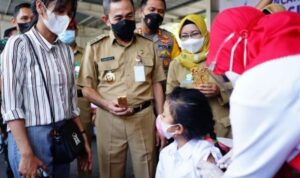 Foto: Haryanto Bupati Pati Saat Meninjau Lokasi Vaksinasi Lansia (Sumber: istimewa)