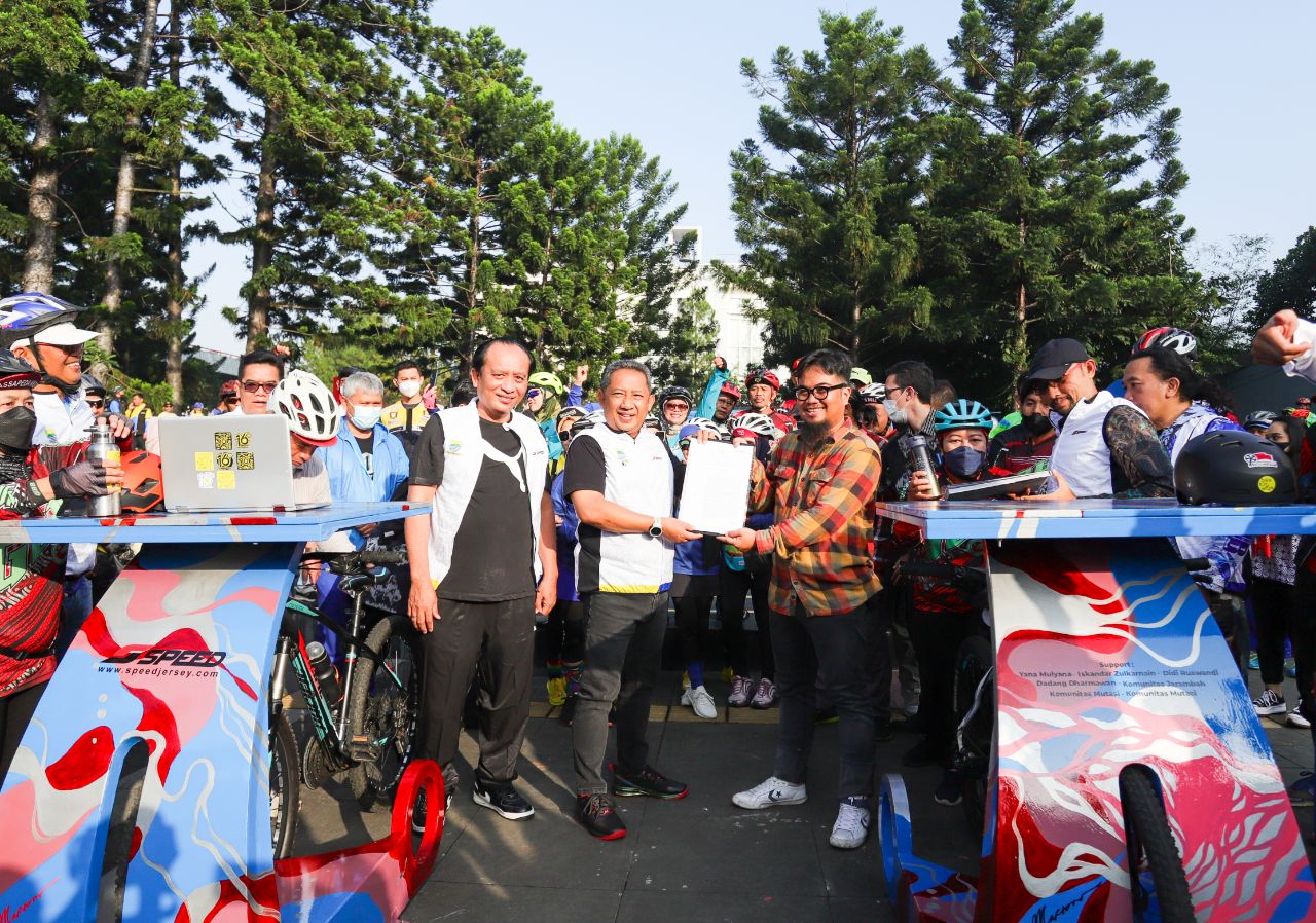  Table Bike Stand Menjadikan Kota Bandung Semakin Ramah Untuk Pesepeda