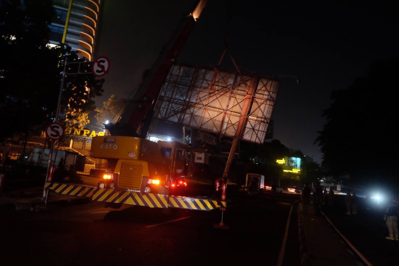 8 Titik Reklame Ilegal di Jalan Wastukancana Bandung Ditertibkan