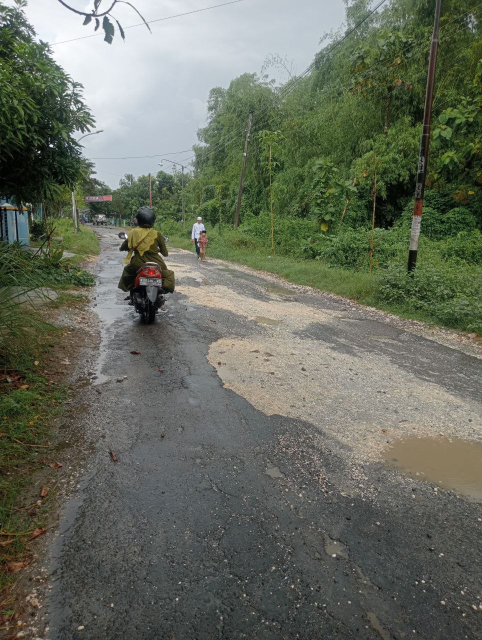 Curah Hujan Tinggi Akibatkan Infrastruktur Jalan di Rembang Rusak