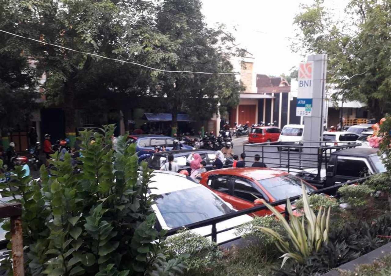 Banyaknya PKL dan Parkir Semrawut Sebabkan Jalan dr Soetomo Pati Sering Macet
