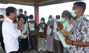 Jokowi Bagi-bagi Sertifikat di Kampung Mola