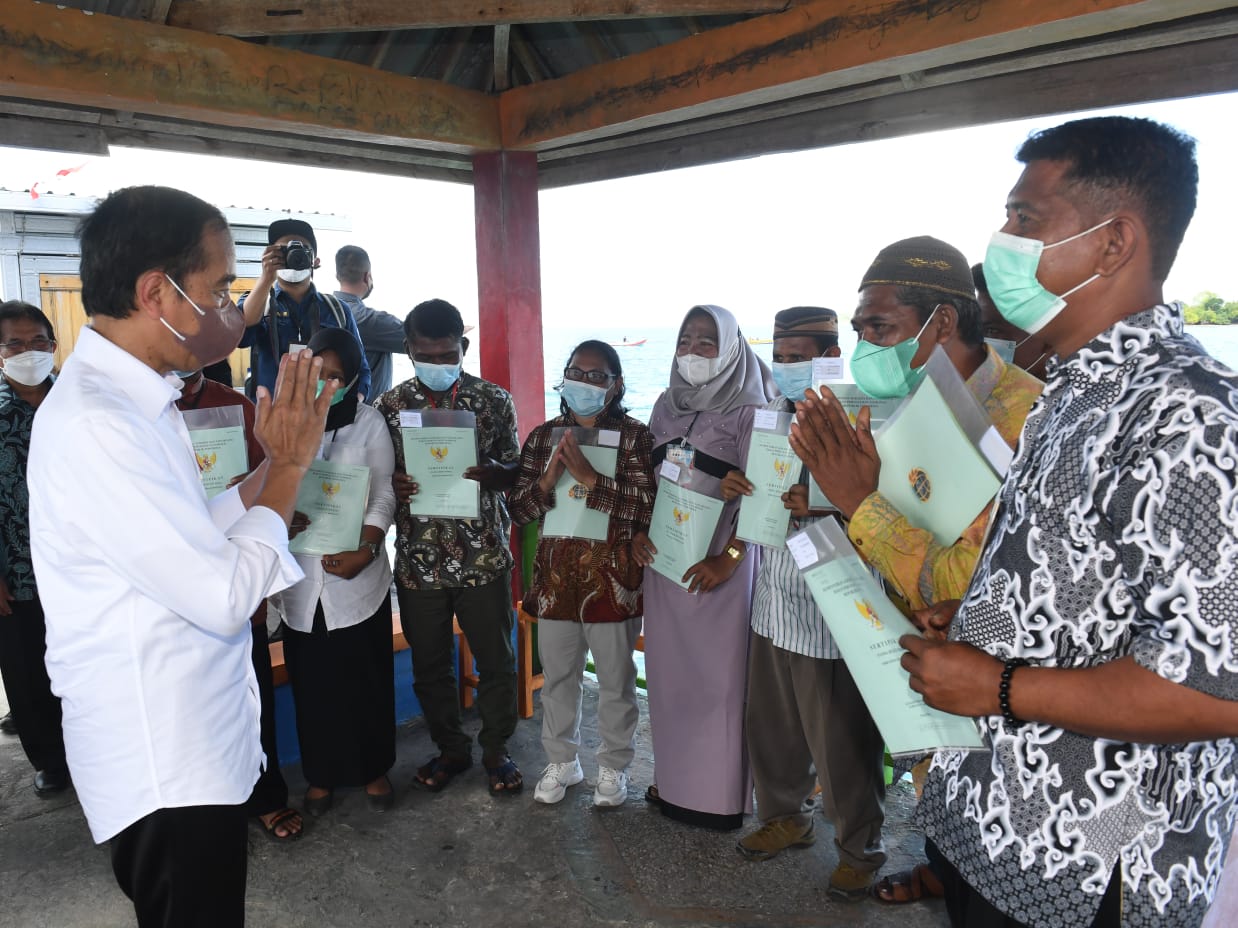 Jokowi Bagi-bagi Sertifikat di Kampung Mola