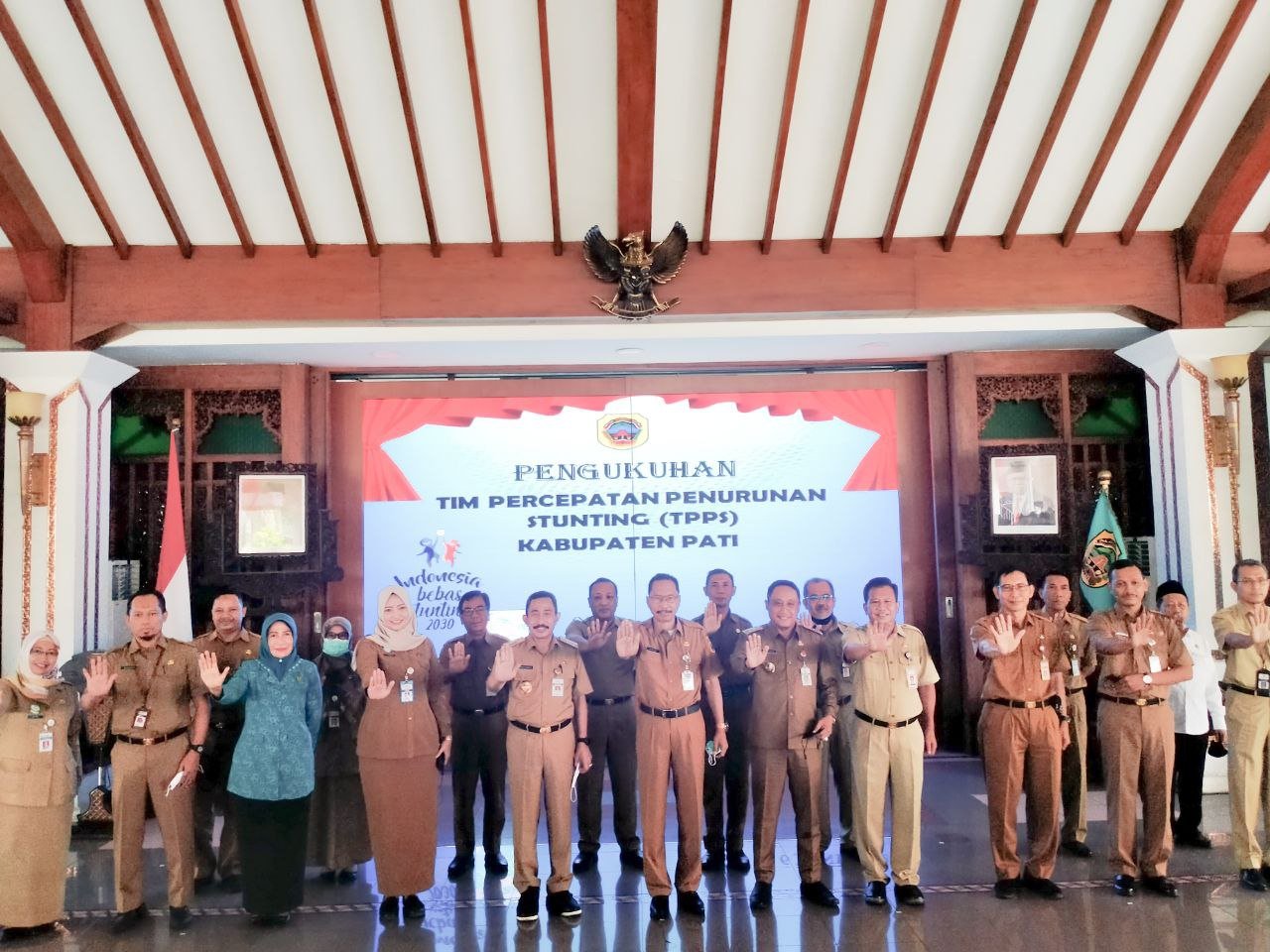 Foto : Foto bersama Bupati Pati dengan kepala OPD yang dilibatkan dalam TPPS Kabupaten Pati. (Sumber : Mitrapost.com/Anang SY) Foto : Foto bersama Bupati Pati dengan kepala OPD yang dilibatkan dalam TPPS Kabupaten Pati. (Sumber : Mitrapost.com/Anang SY)