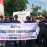 Foto: Aksi BPD Se-Kabupaten Pati melakukan aksi demo (Sumber: vind/mitrapost.com)