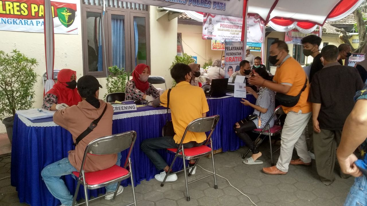 Foto: Suasana acara vaksinasi dan cek kesehatan gratis di klinik Bhayangkara Pati pada hari ini (Sumber: vind/mitrapost.com)