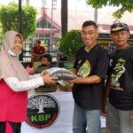 Foto: Pameran bonsai di CFD dan penukaran botol sampah menjadi pupuk kompos (Sumber: VIND/Mitrapost.com)