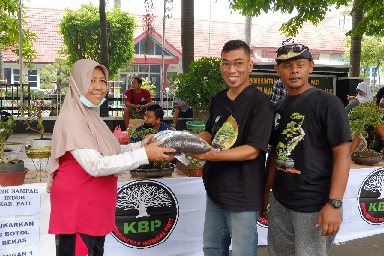 Foto: Pameran bonsai di CFD dan penukaran botol sampah menjadi pupuk kompos (Sumber: VIND/Mitrapost.com) Foto: Pameran bonsai di CFD dan penukaran botol sampah menjadi pupuk kompos (Sumber: VIND/Mitrapost.com)