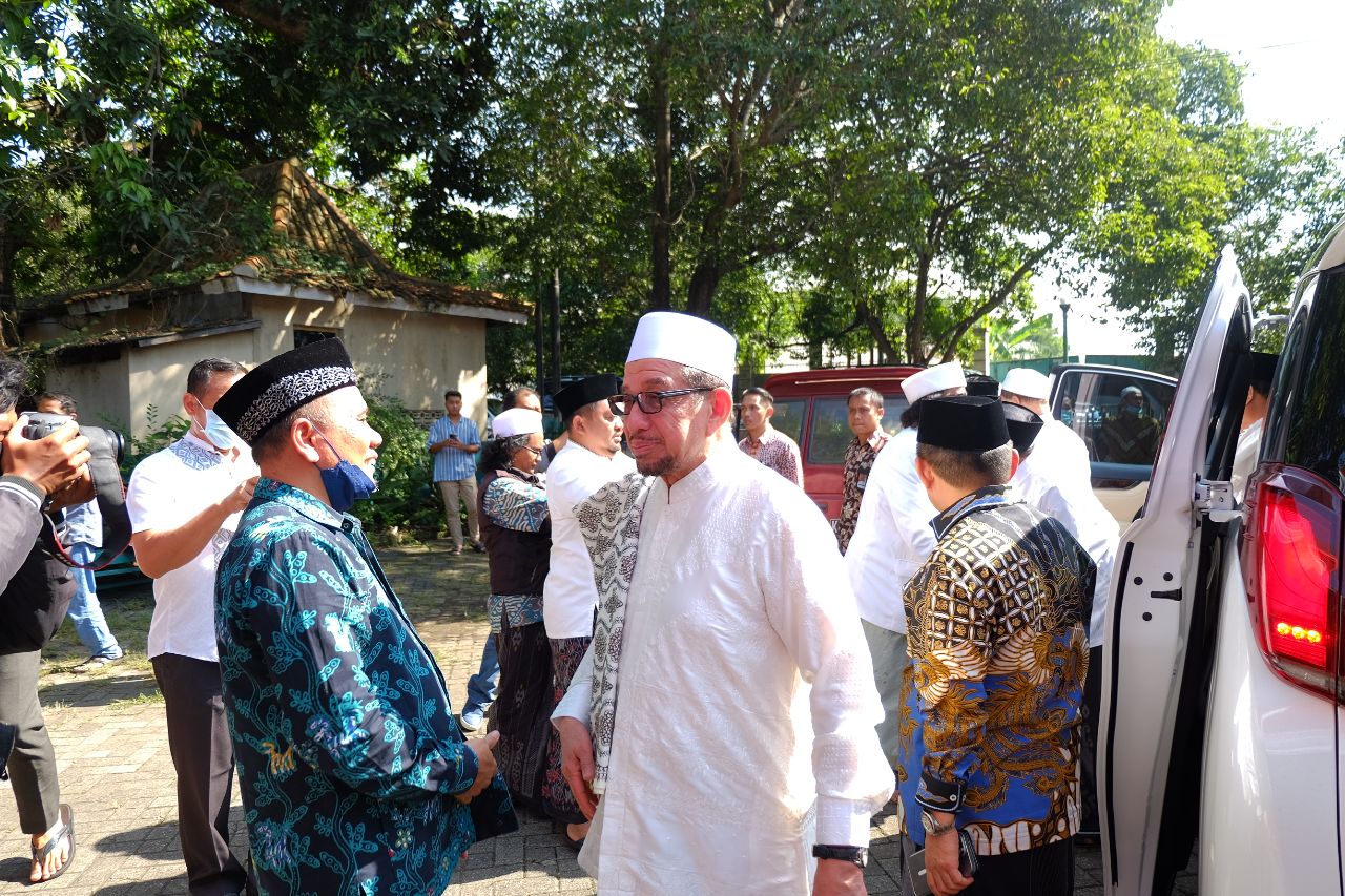 Foto: Dr. Salim Segaf Al Jufri Saat Datang di Kediaman Habib Anis (Sumber: VIND/Mitrapost.com)