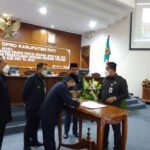 Foto: Penandatanganan persetujuan pelaksanaan APBD tahun 2021 (Sumber: Anwar Motrapost.com)