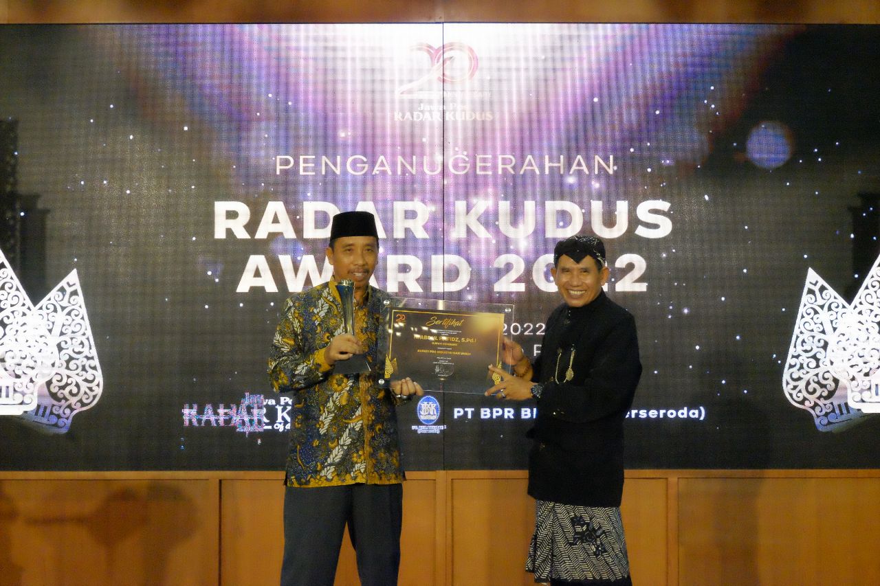 Foto: Bupati Rembang Saat Menerima Penghargaan di Pendopo Kabupaten Pati (Sumber: VIND/Mitrapost.com)