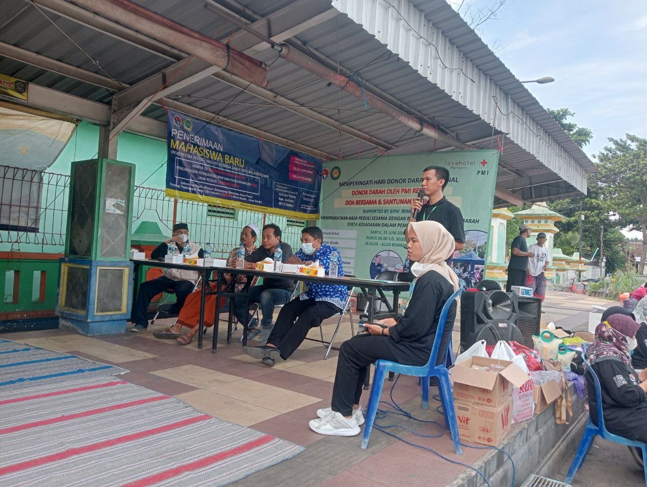 Foto: M. Robani ketua panitia Yayasan Aswirusani mengisi acara peringatan Hari Donor Darah Nasional dan Santunan Yatim Piatu di Alun - Alun Rembang /Mitrapost.com/Sri Lestari