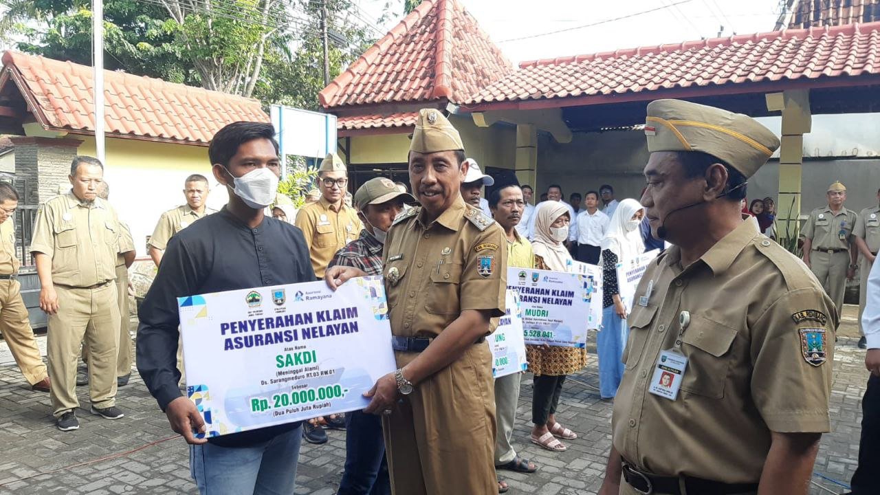 Foto: Bupati Rembang Abdul Hafidz saat menyerahkan klaim Asuransi ke Nelayan /mitrapost.com/Sri Lestari