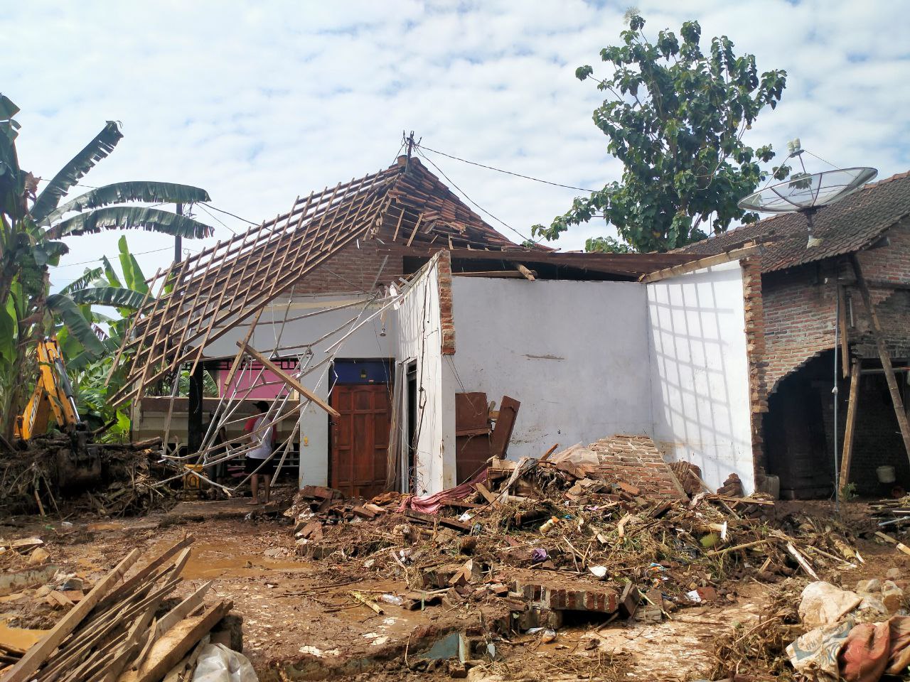 Foto : Rumah rusak parah diterjang banjir bandang di Desa Tunjungrejo Kecamatan Margoyoso Pati (Sumber : Mitrapost.com/Anang SY)