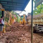 foto : alat berat yang dikerahkan untuk membersihkan material banjir bandang desa tunjungrejo kecamatan margoyoso (sumber : mitrapost.com/anang sy)