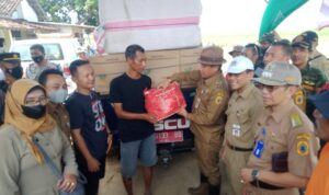 Foto : Pemberian Bantuan dari DINSOSP3AKB bersama dengan wakil Bupati Pati dan OPD lainnya untuk korban banjir Desa Tunjungrejo (Sumber : Mitrapost.com/Anang SY)