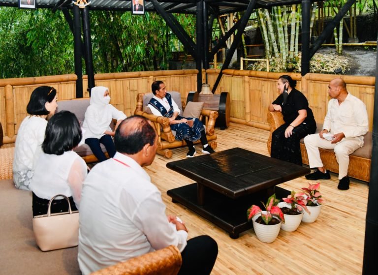 Presiden dan Ibu Negara Tinjau Produk Hasil Olahan Bambu di NTT