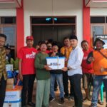 Salurkan Bansos Ke 3 Titik Lokasi Terdampak Banjir, Endro Dwi Cahyono Serahkan Puluhan Paket Sembako