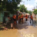 30 Personel Gabungan BPBD Diterjunkan Untuk Bersihkan Lumpur Pasca Banjir di Pati