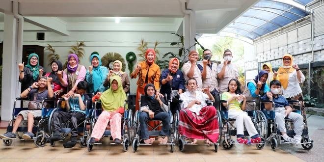 Penyandang Disabilitas di Kota Malang Terima Bantuan Kursi Roda