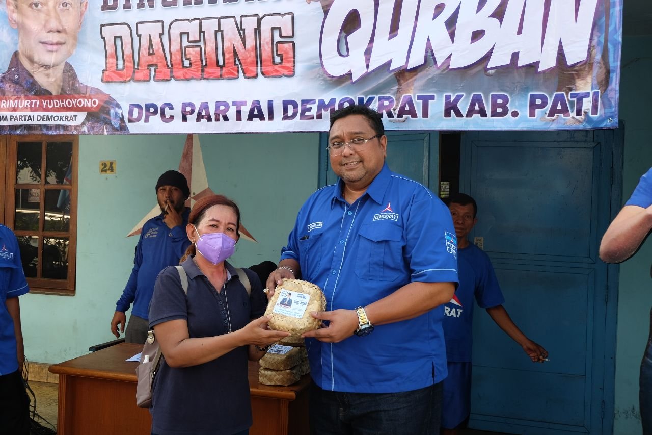 DPC Demokrat Pati Bagikan 700 Bungkus Daging Kurban
