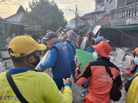 Ratusan Personel Gabungan Dikerahkan Bersihkan Bangunan Runtuh di Kampung Rawa