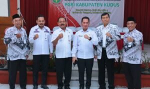 Bupati Kudus Hartopo Minta Organisasi PGRI Semakin Solid Bupati Kudus Hartopo Minta Organisasi PGRI Semakin Solid