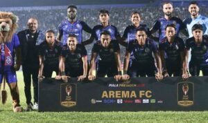 Singo Edan Arema Rebut Trofi yang Ketiga Kalinya Singo Edan Arema Rebut Trofi yang Ketiga Kalinya