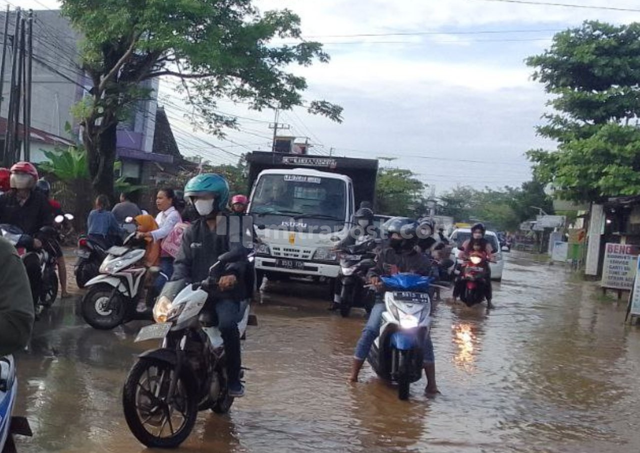Banjir Dadakan Melanda, Akses Jalan Pati Kota Lumpuh