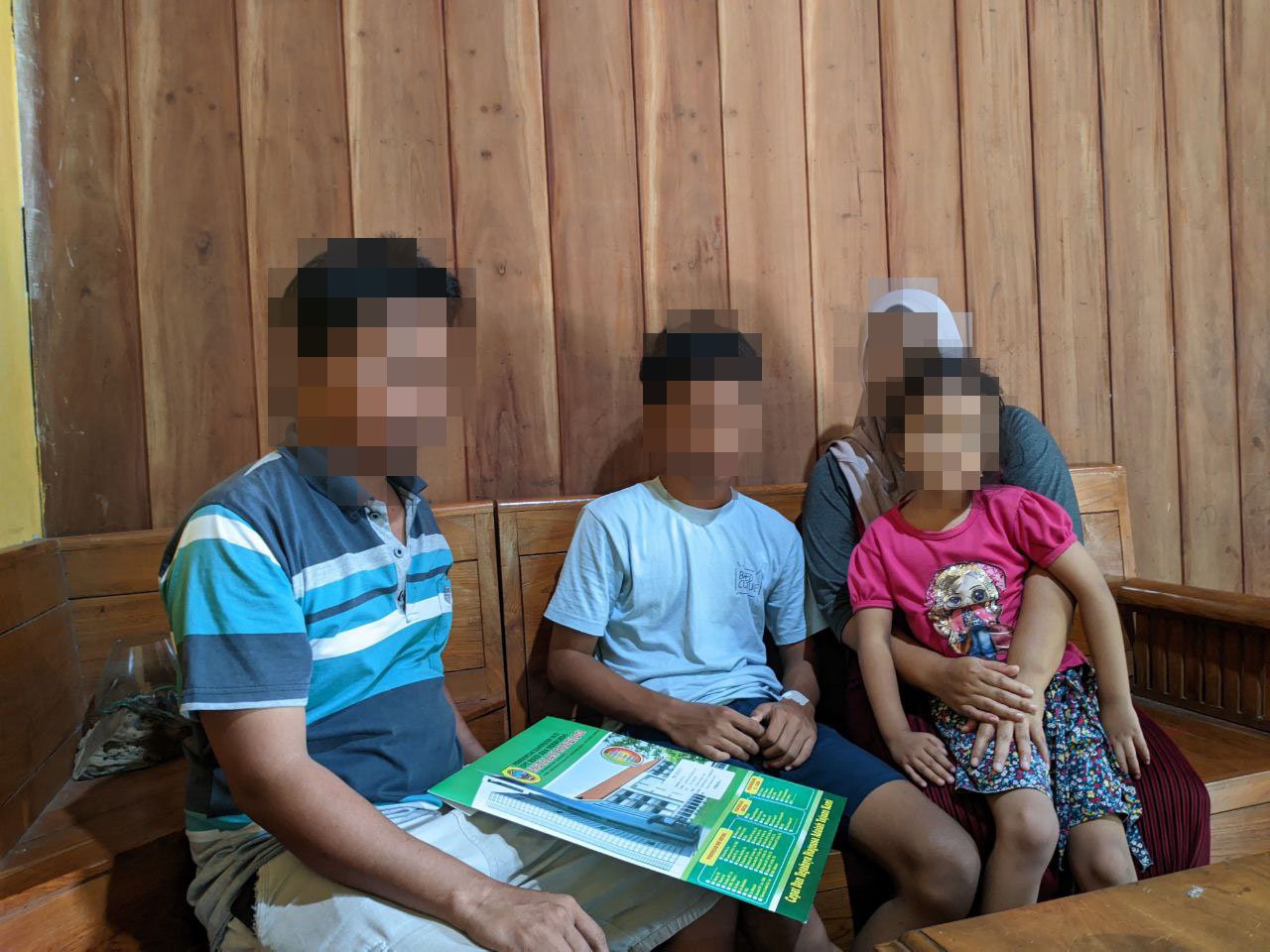Foto : Korban kekerasaan antar siswa di Sekolah saat dampingi oleh kedua orang tuanya (Sumber : Mitrapost.com/Anang SY).