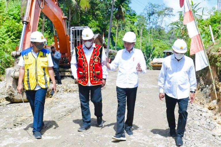 Jokowi Tinjau Pembangunan Infrastruktur Jalan di Nias Utara