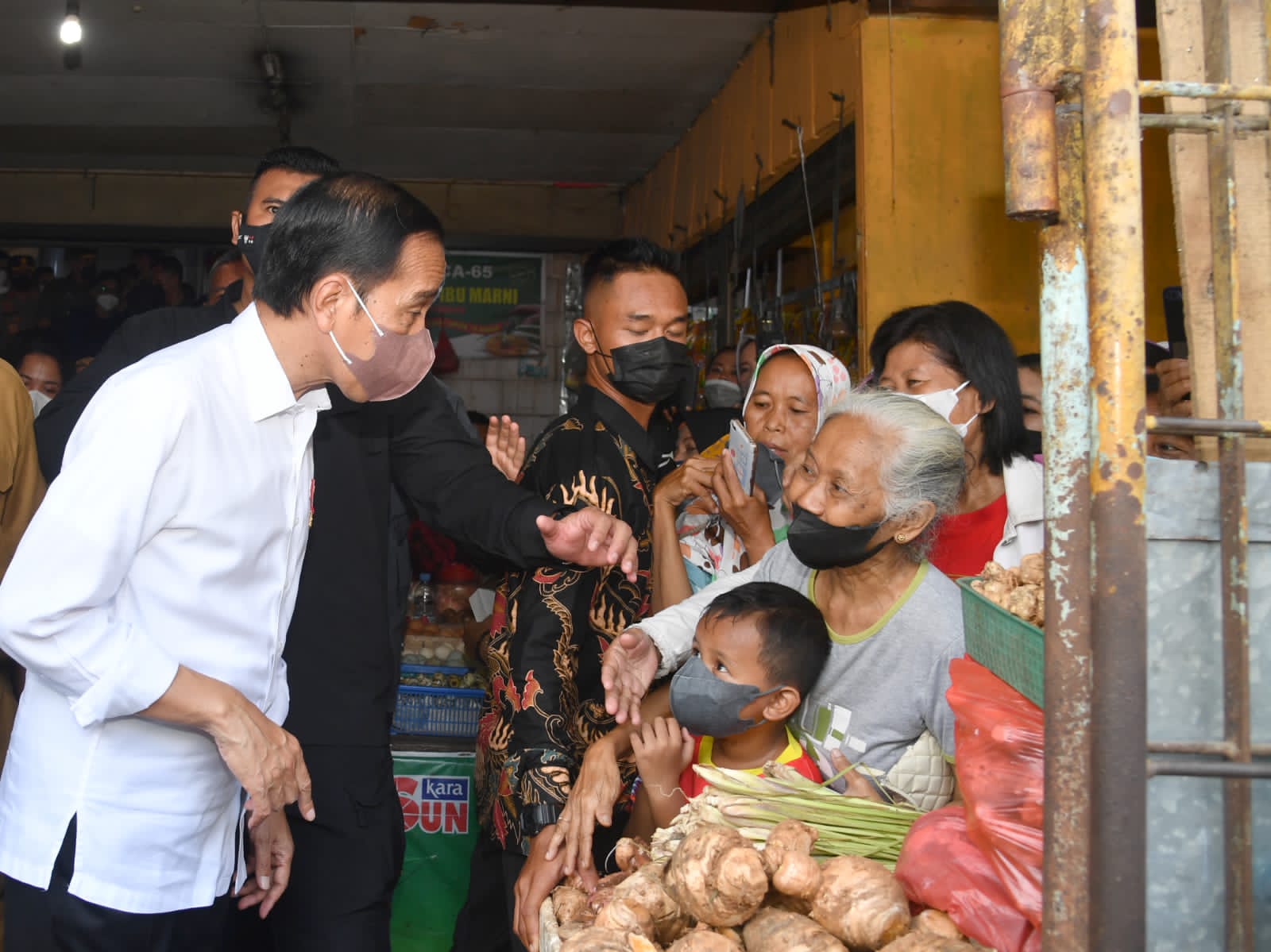 Datang ke Pasar Peterongan, Jokowi Berikan Bantuan Modal