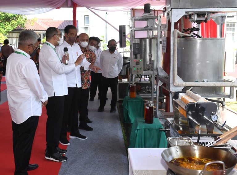 Kunjungi Pusat Penelitian Kelapa Sawit, Jokowi Temukan Inovasi Minyak Makan Merah