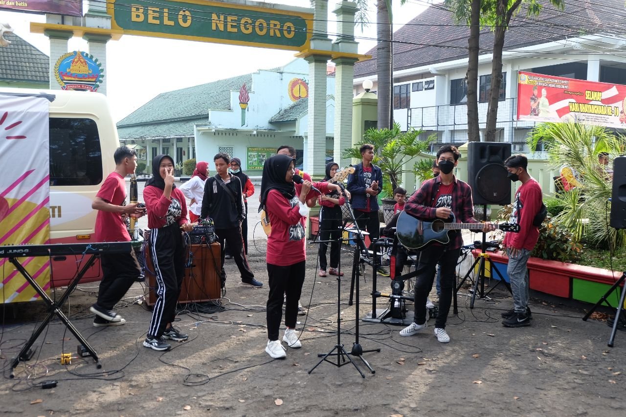 Foto: Penampilan musik yang disajikan oleh SMAN 2 Pati (sumber: vind/mitrapost.com )