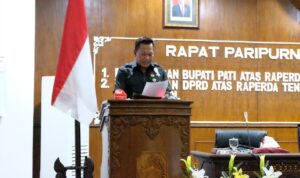 Foto: Suhartono Komisi A saat menyampaian pandangan DPRD terkait raperda miras (sumber: vind/mitrapost.com )