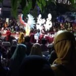 Foto: Parade Kostum fashion show dari desain lokal batik tulis Lasem di Rembang Night Festival /mitrapost.com/Sri Lestari