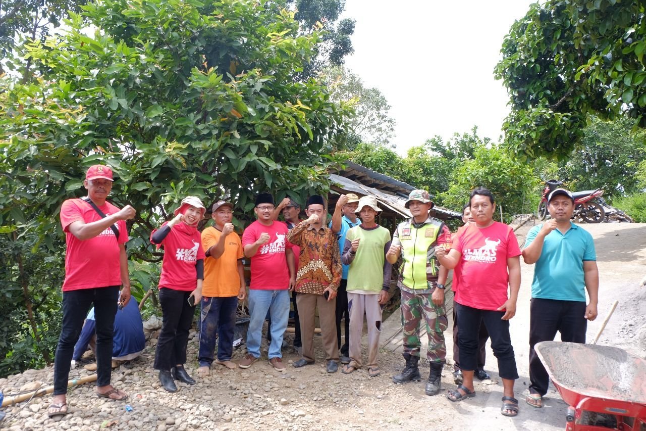 Foto: Tim Endro Center Saat Memberikan Bantuan Sembako di Desa Klumpit (sumber: istimewa)